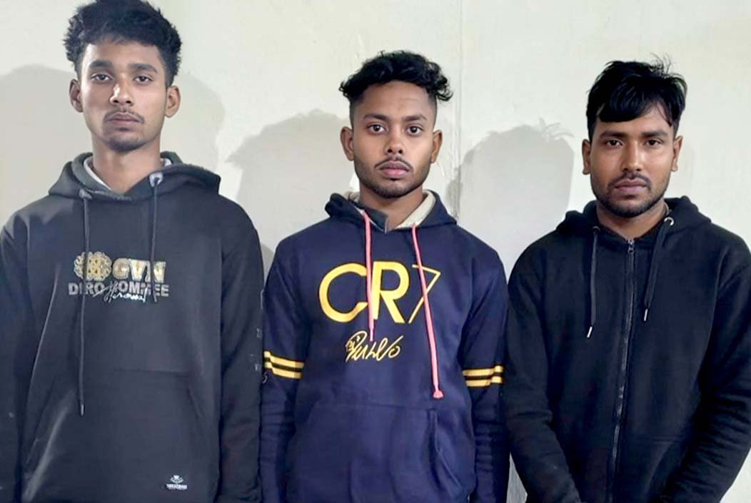 বগুড়ায় দেশীয় অস্ত্রসহ কিশোর গ্যাংয়ের তিন সদস্য আটক