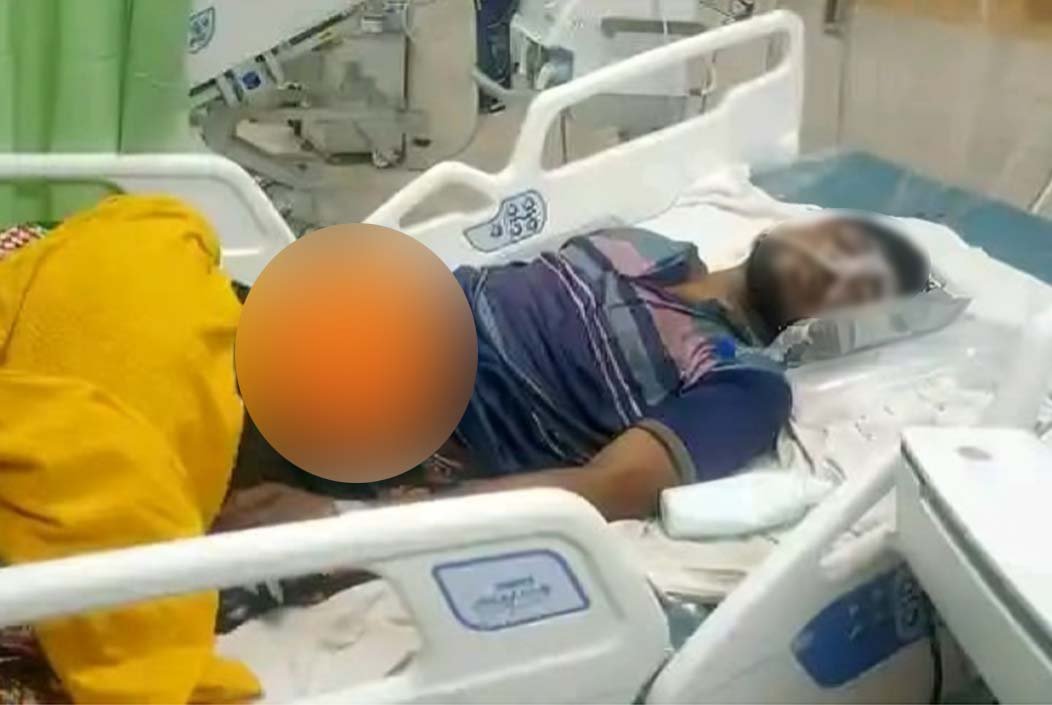 বগুড়ায় সড়কে লোহার নাট কুড়াতে নেমে প্রাণ গেল ভ্যান চালকের