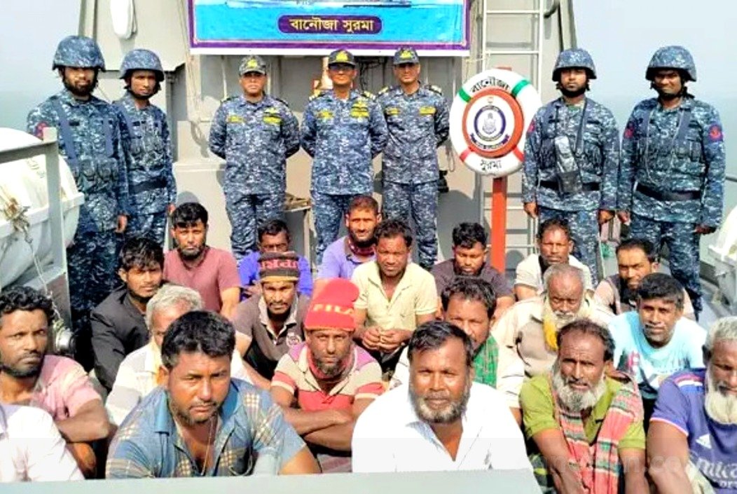 বঙ্গোপসাগরে ডাকাতদের কবলে পড়া ২০ জেলেকে উদ্ধার