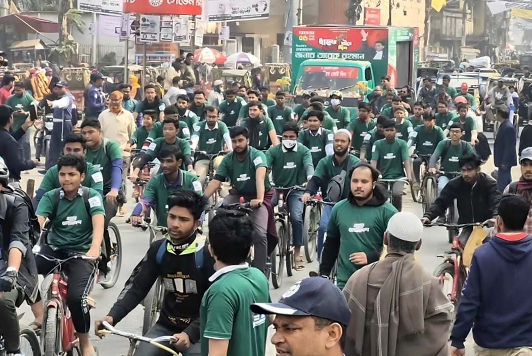 বগুড়ায় তারেক রহমানের পক্ষে তরুণদের সাইকেল র্যালি