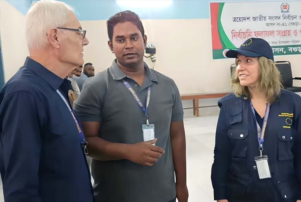 বগুড়ায় ভোটের সরঞ্জাম বিতরণ কার্যক্রম পরিদর্শনে ইউরোপীয় ইউনিয়নের প্রতিনিধি দল