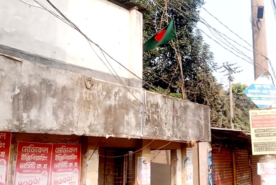 দীর্ঘ ১৯ মাস পর বগুড়ায় আ. লীগ কার্যালয়ে জাতীয় পতাকা উত্তোলন