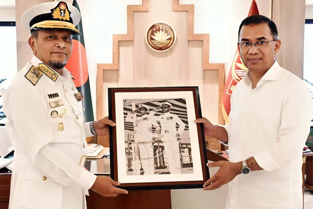 প্রধানমন্ত্রীর সঙ্গে নৌবাহিনী প্রধানের সৌজন্য সাক্ষাৎ
