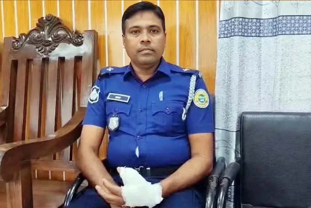 মাদকবিরোধী অভিযানে কারবারির কামড়ে এসআই আহত