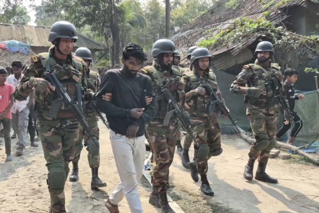 বগুড়ায় সেনা অভিযানে অস্ত্রসহ শীর্ষ সন্ত্রাসী আতিক হাসান গ্রেপ্তার