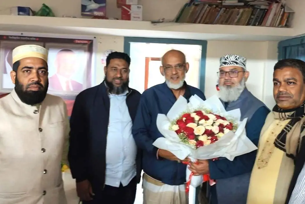 বিএনপি প্রার্থীর বাসায় ফুল নিয়ে সৌজন্য সাক্ষাৎ করলেন ...