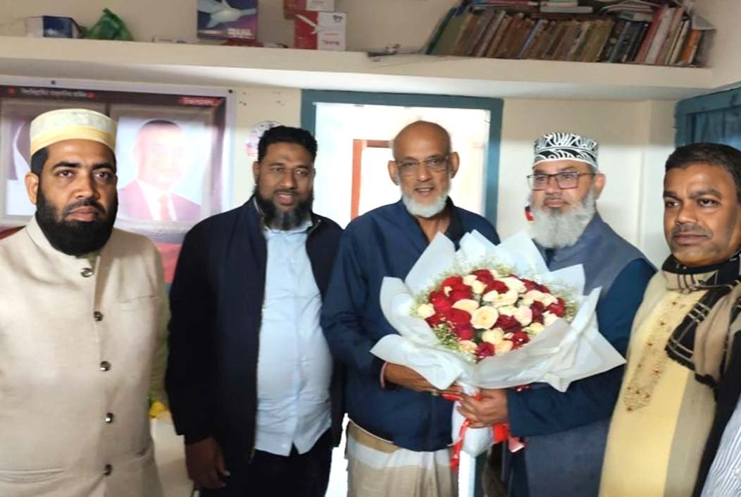 বিএনপি প্রার্থীর বাসায় ফুল নিয়ে সৌজন্য সাক্ষাৎ করলেন বিজয়ী মাসুদ সাঈদী