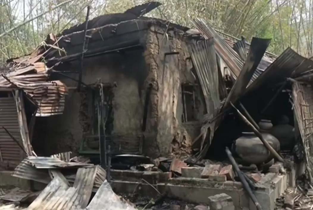বগুড়ায় স্বেচ্ছাসেবক লীগ নেতার বাড়িতে আগুন