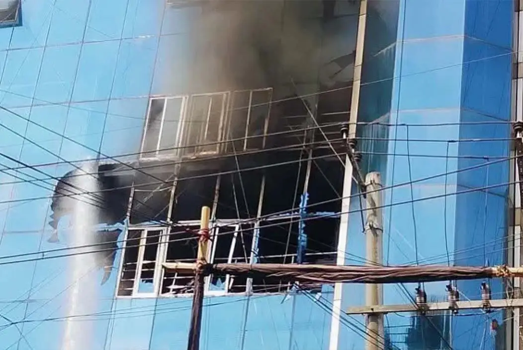 চট্টগ্রামের টেরিবাজারে বহুতল মার্কেটে আগুন, নিহত ২