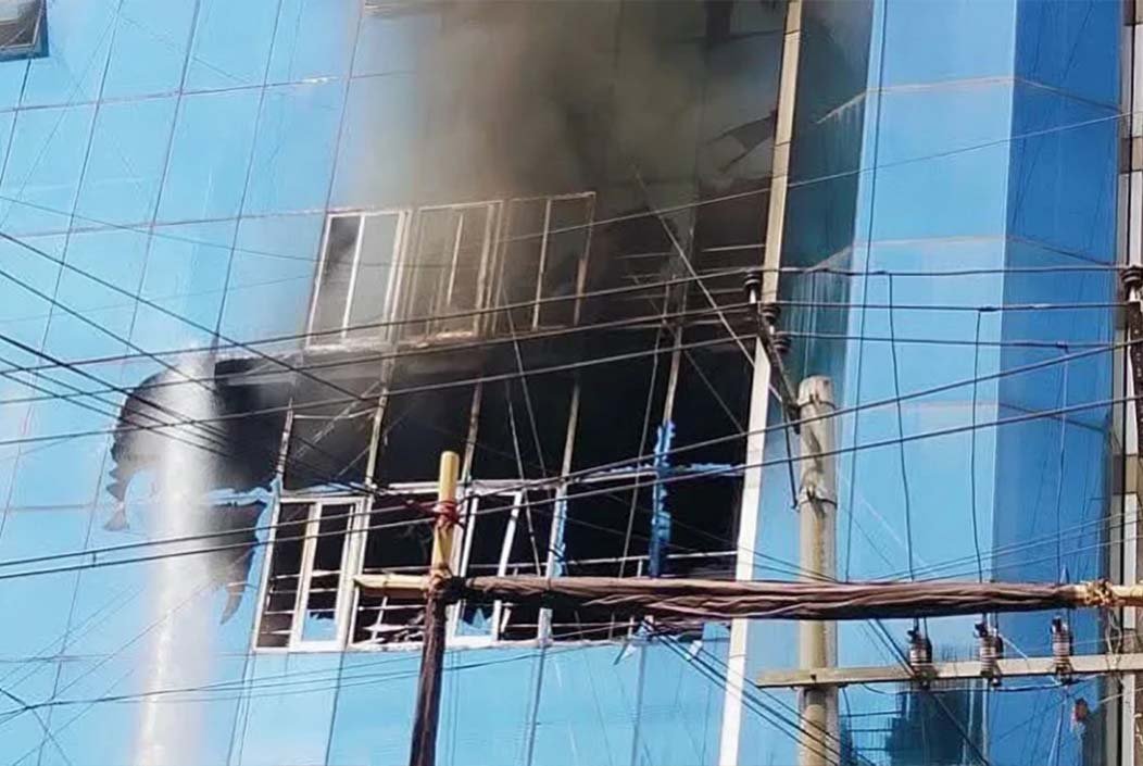 চট্টগ্রামের টেরিবাজারে বহুতল মার্কেটে আগুন, নিহত ২