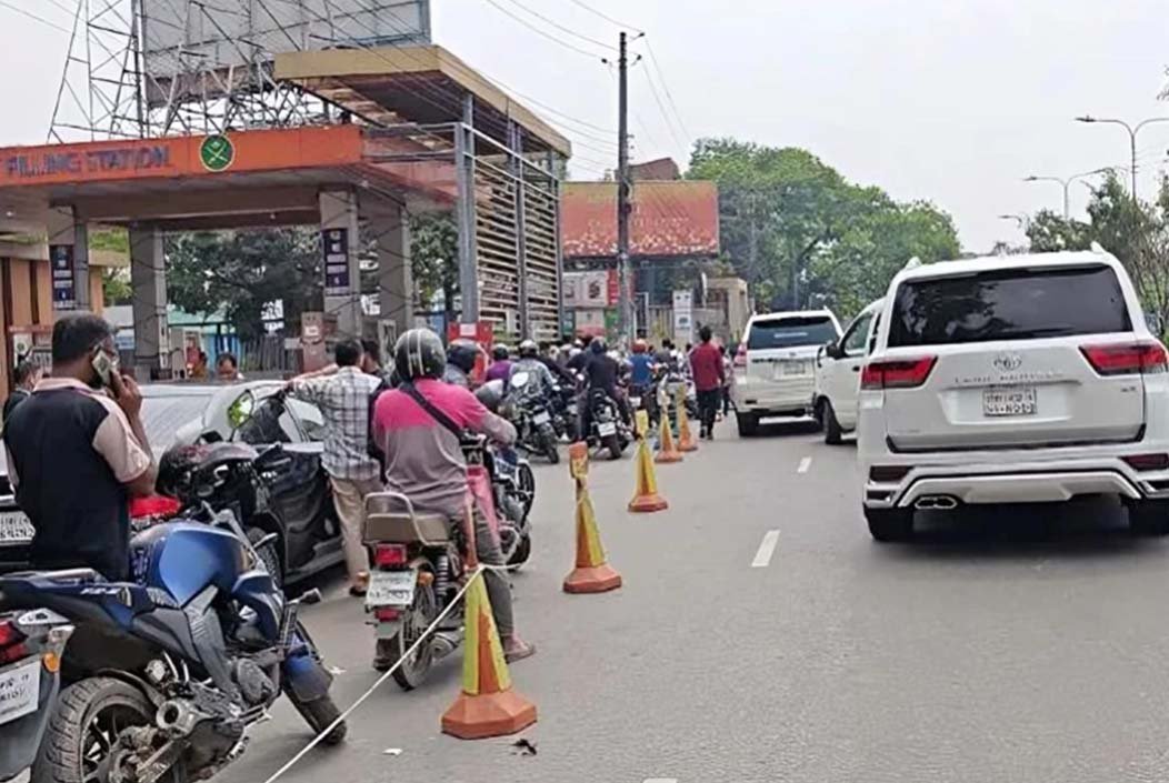 রাজধানীতে তেলের জন্য দীর্ঘ লাইন, কোথাও বন্ধ ফিলিং স্টেশন
