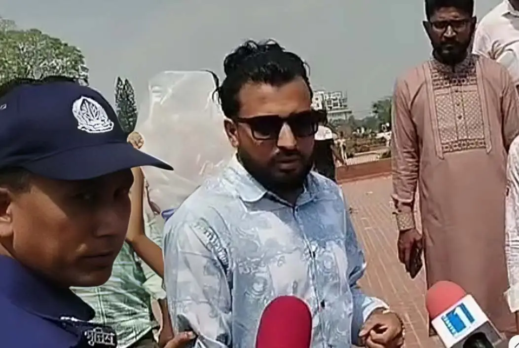 জাতীয় স্মৃতিসৌধে ফুল দিতে এসে নারীসহ তিন আওয়ামী লীগ স...