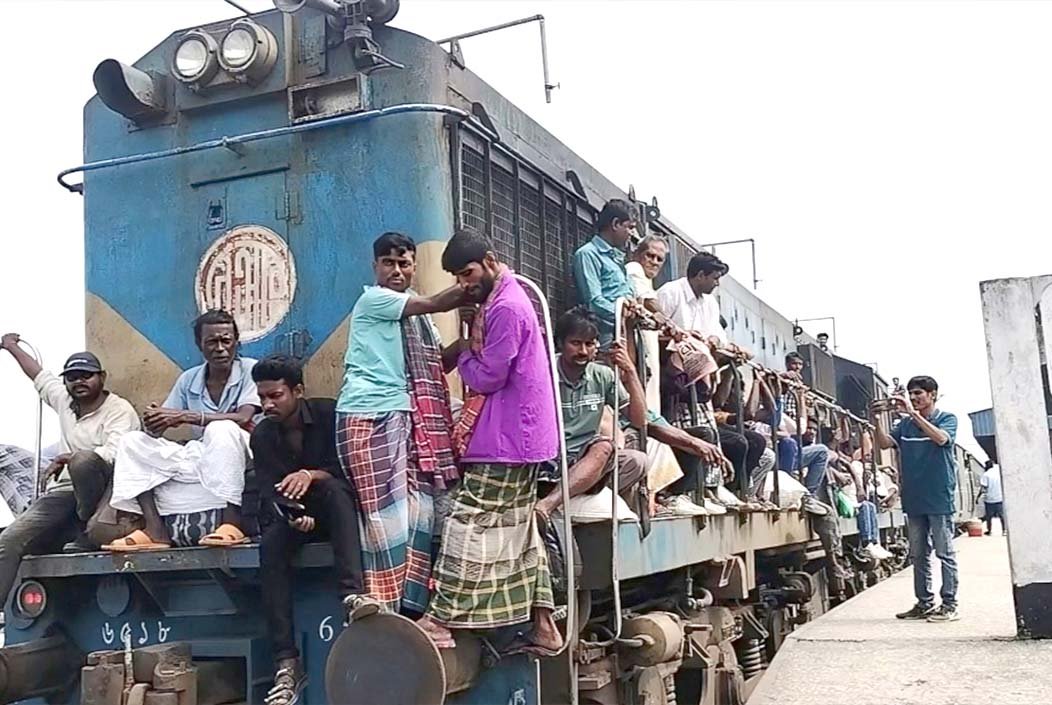 ভাঙ্গায় ঈদযাত্রায় ট্রেনে উপচে পড়া ভিড়, ছাদেও যাত্রী