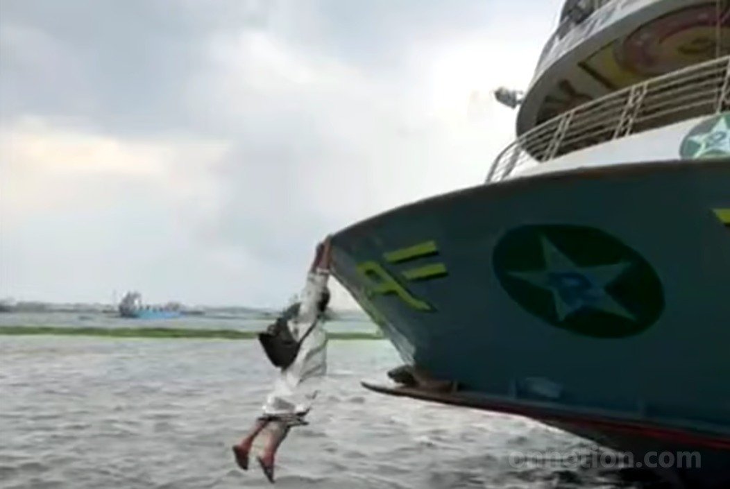 লঞ্চ থেকে নামতে গিয়ে ধলেশ্বরীতে পড়লেন কুমিল্লার জাহির, ভিডিও ভাইরাল