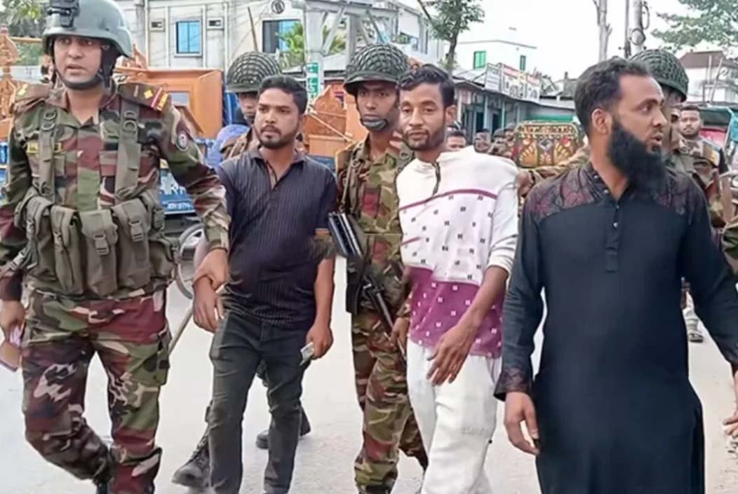 চাঁদাবাজির সময় সেনাবাহিনীর হাতে আটক ৪