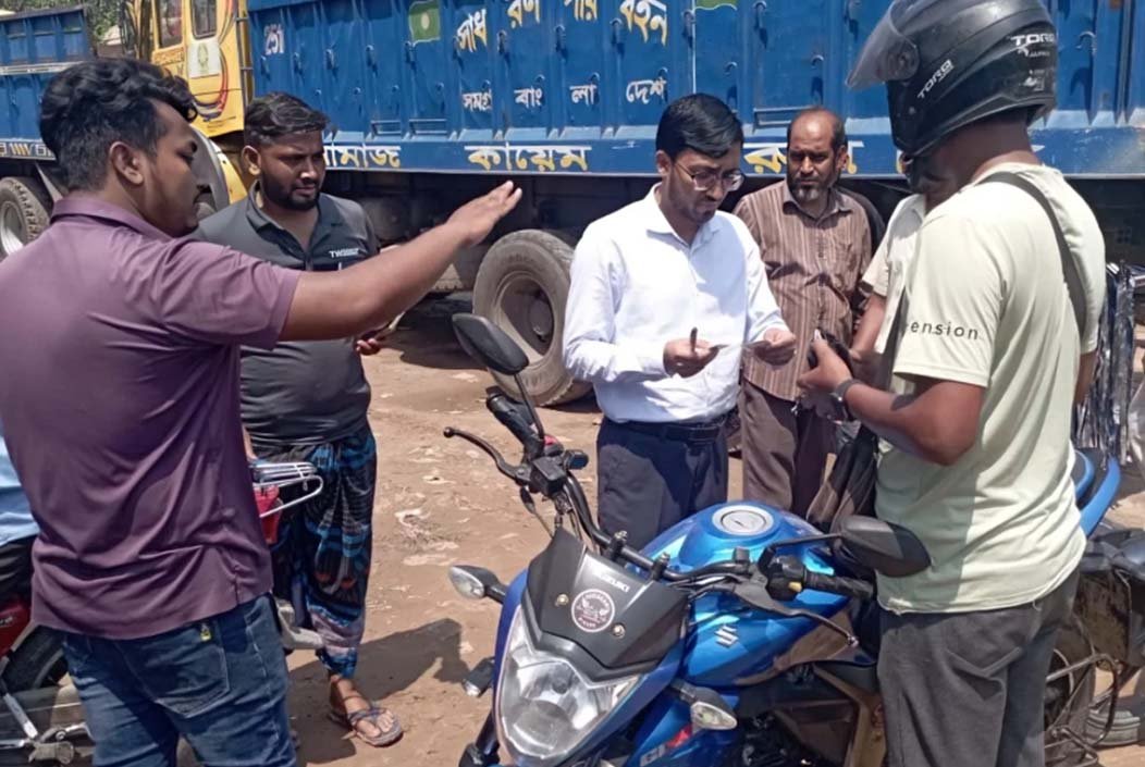 পাম্পে তেল নিতে এসে জরিমানা গুণলেন ৭ মোটরসাইকেলচালক