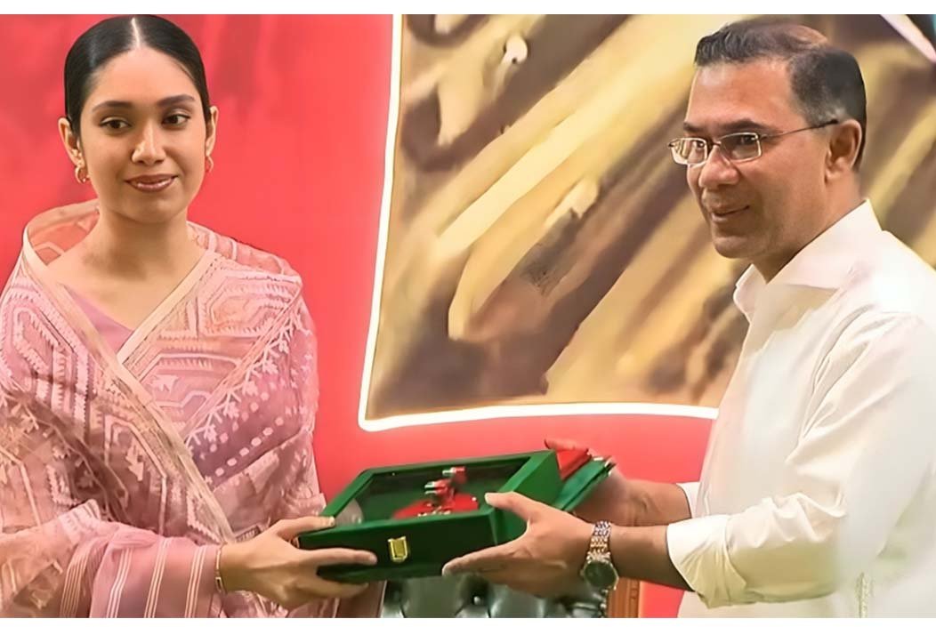 বেগম খালেদা জিয়ার সম্মাননা গ্রহণ করলেন নাতনি জাইমা রহমান