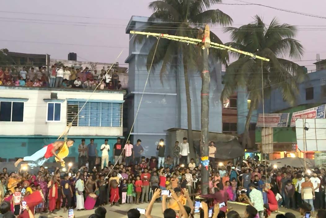শেরপুরে শত বছরের ঐতিহ্যবাহী চড়ক পূজায় মানুষের ঢল