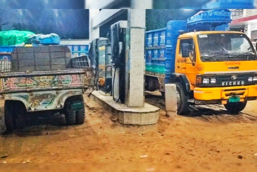 ডিজেল সংকটে স্থবির পণ্য পরিবহন, শেরপুরে মহাসড়কে শত শত ট্রাকের জট