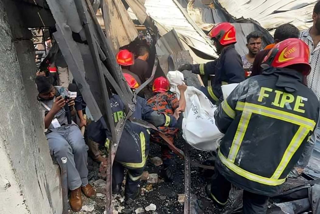রাজধানীতে গ্যাস লাইটার কারখানায় আগুন, পাঁচ মরদেহ উদ্ধার