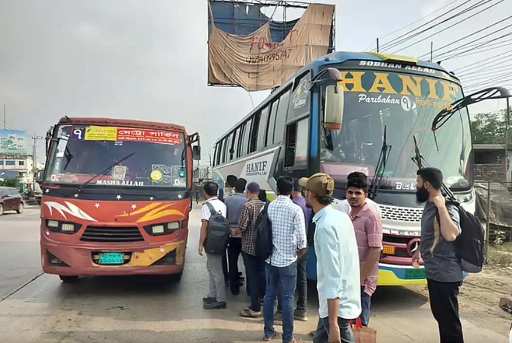 তেল শেষ, মাঝপথে থেমে গেল দূরপাল্লার বাস, ভোগান্তিতে যাত্রীরা