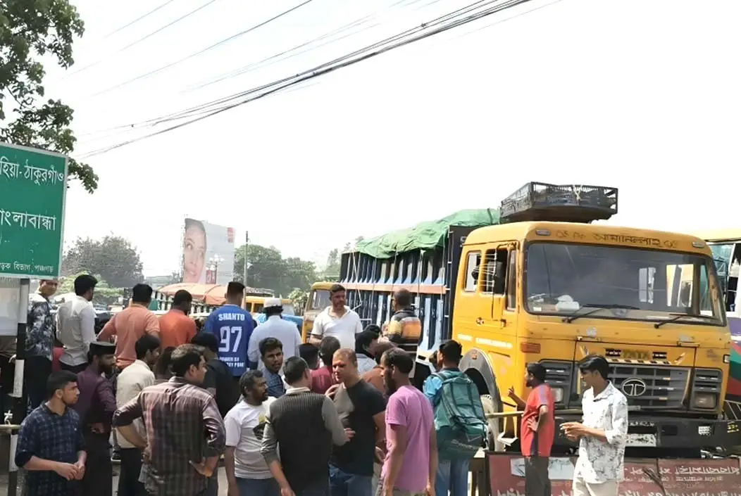টানা ২৪ ঘণ্টা বিদ্যুৎহীন পঞ্চগড়, মহাসড়ক অবরোধ এলাকাবাসীর