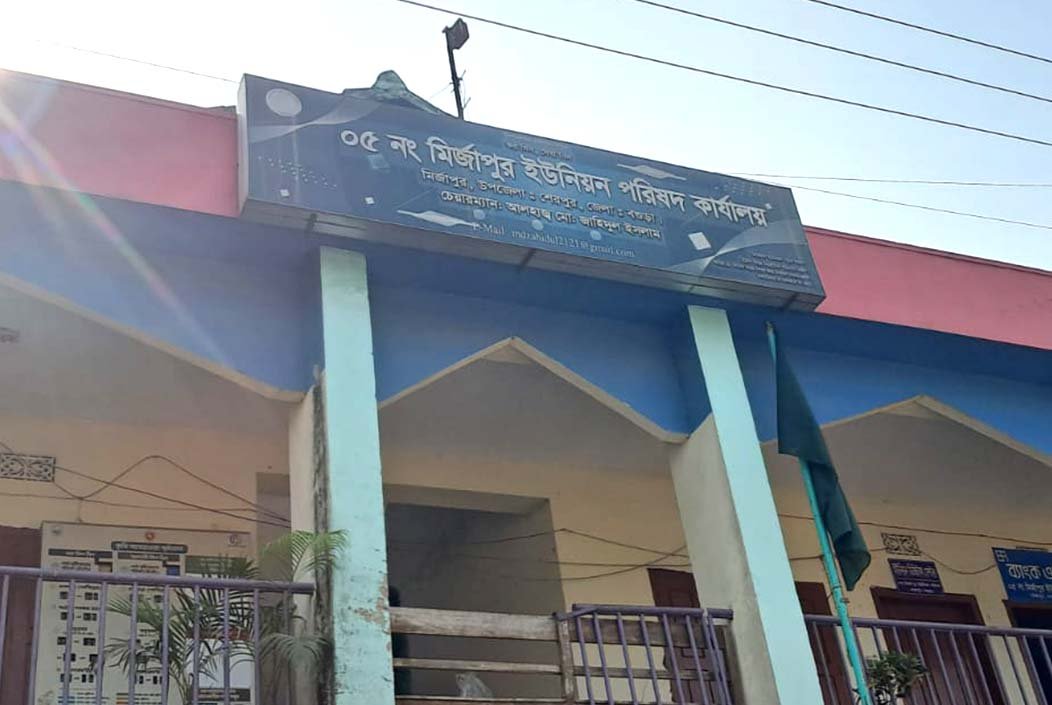 শেরপুরে চেয়ারম্যান-মেম্বার দ্বন্দ্বে শীত শেষেও গরিবের কম্বল গুদামে