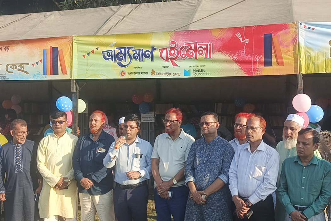 শেরপুরে তাঁবুর নিচে ভ্রাম্যমাণ বইমেলায় পাঠক ও দর্শনার্থীদের ভিড়