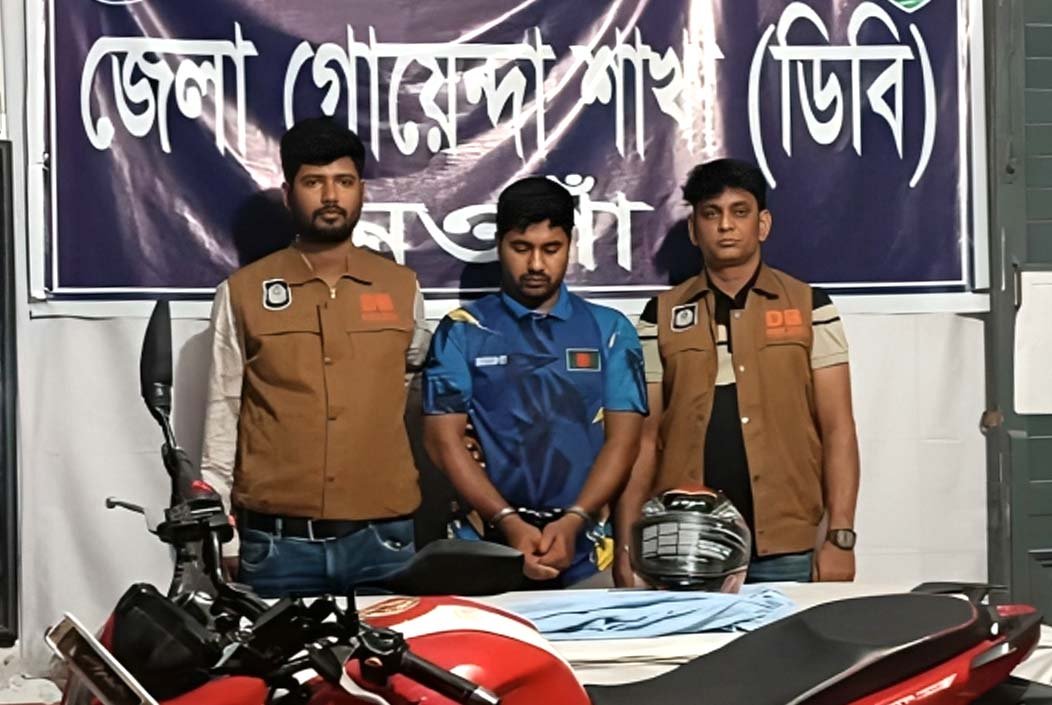 নওগাঁয় স্কুল ছাত্রীকে ইভটিজিংয়ের অভিযোগে যুবক আটক