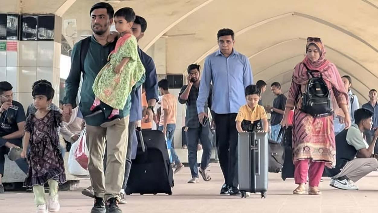 ঈদ উদ্যাপনে বাড়ির পথে নগরবাসী, কমলাপুরে ঘরমুখো মানুষের ভিড়
