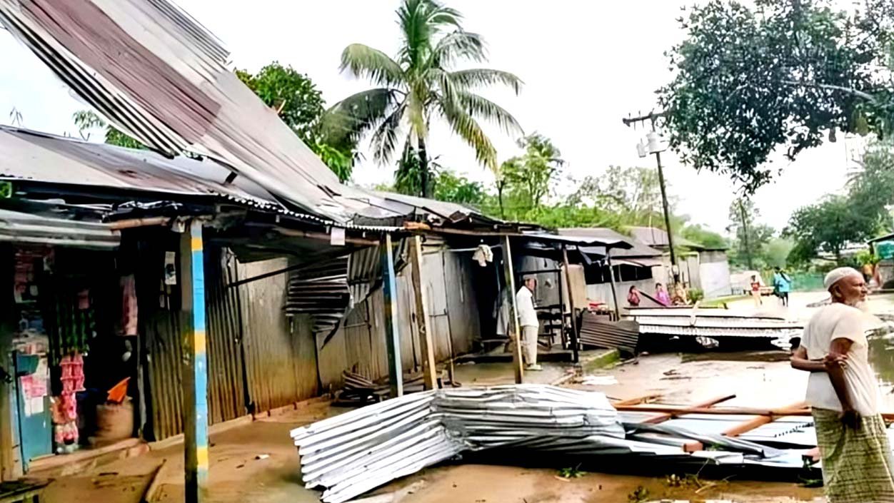 শেরপুরে টর্নেডোর আঘাতে গাছচাপায় বৃদ্ধার মৃত্যু, অর্ধশত ঘরবাড়ি বিধ্বস্ত