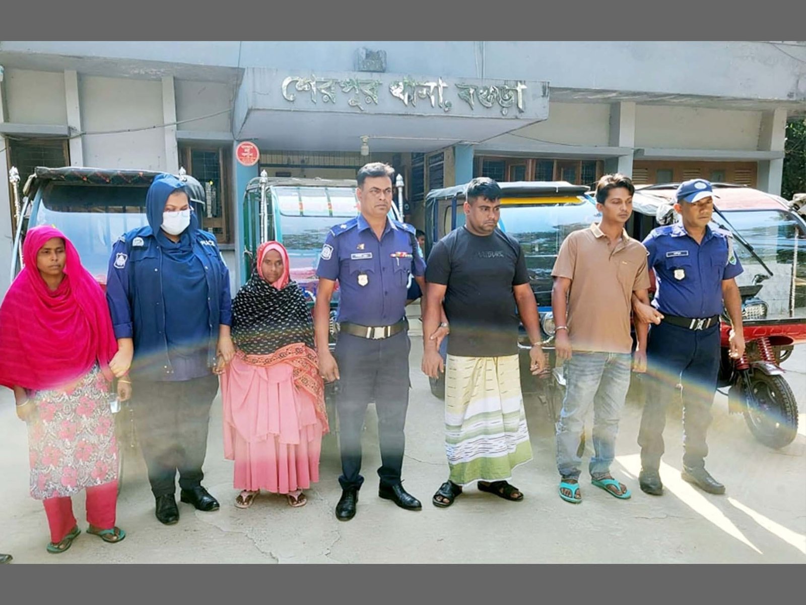 শেরপুরে গাড়ি ছিনতাই সাথে জড়িত নারীসহ চারজন গ্রেফতার