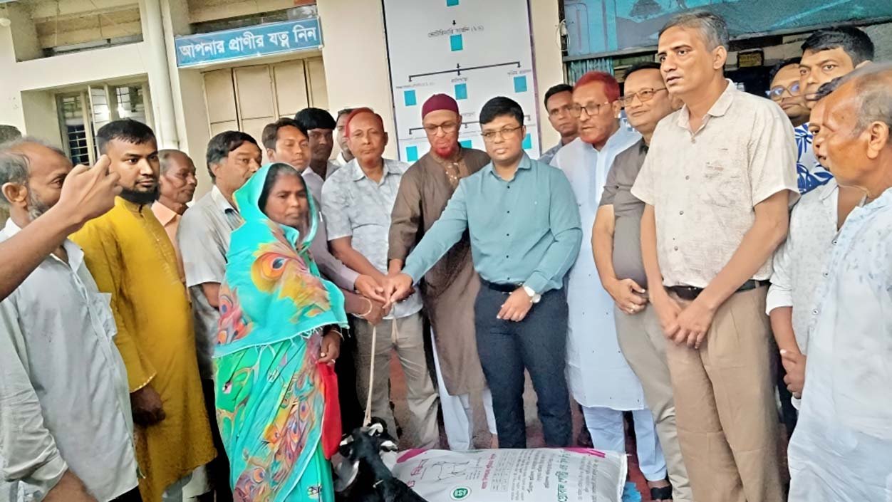 শেরপুরে ক্ষুদ্র নৃগোষ্ঠীর ৯২ পরিবারের মাঝে ছাগল ও উপকরণ বিতরণ