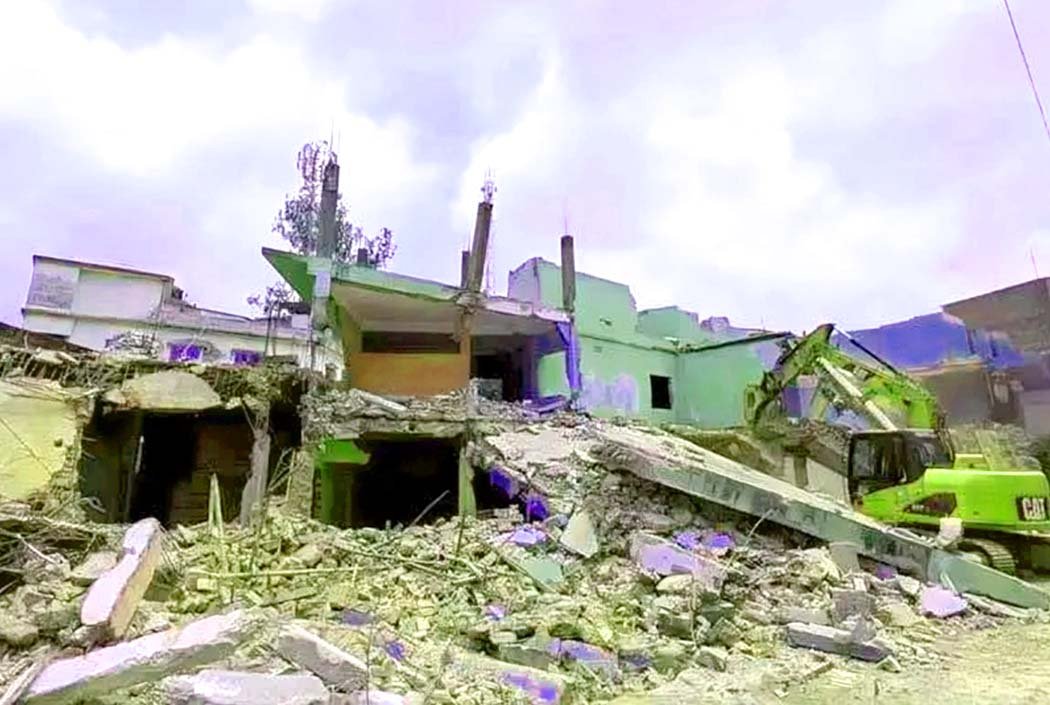 বগুড়ায় মার্কেট ভেঙে সরকারি বিদ্যালয়ের প্রায় ২৫ কোটি টাকার জমি উদ্ধার
