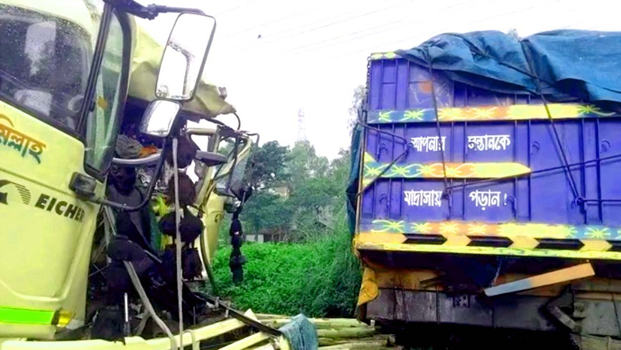 বগুড়ার নন্দীগ্রামে দুই ট্রাকের সংঘর্ষে হেলপার নিহত, আহত চালক