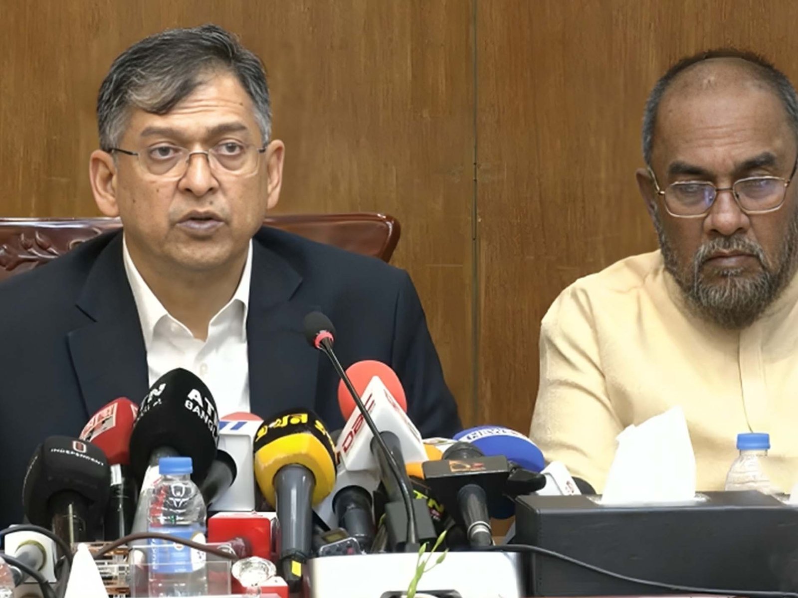 মাঠ থেকে সেনা সদস্যদের ব্যারাকে ফেরানোর সিদ্ধান্ত: স্বরাষ্ট্রমন্ত্রী