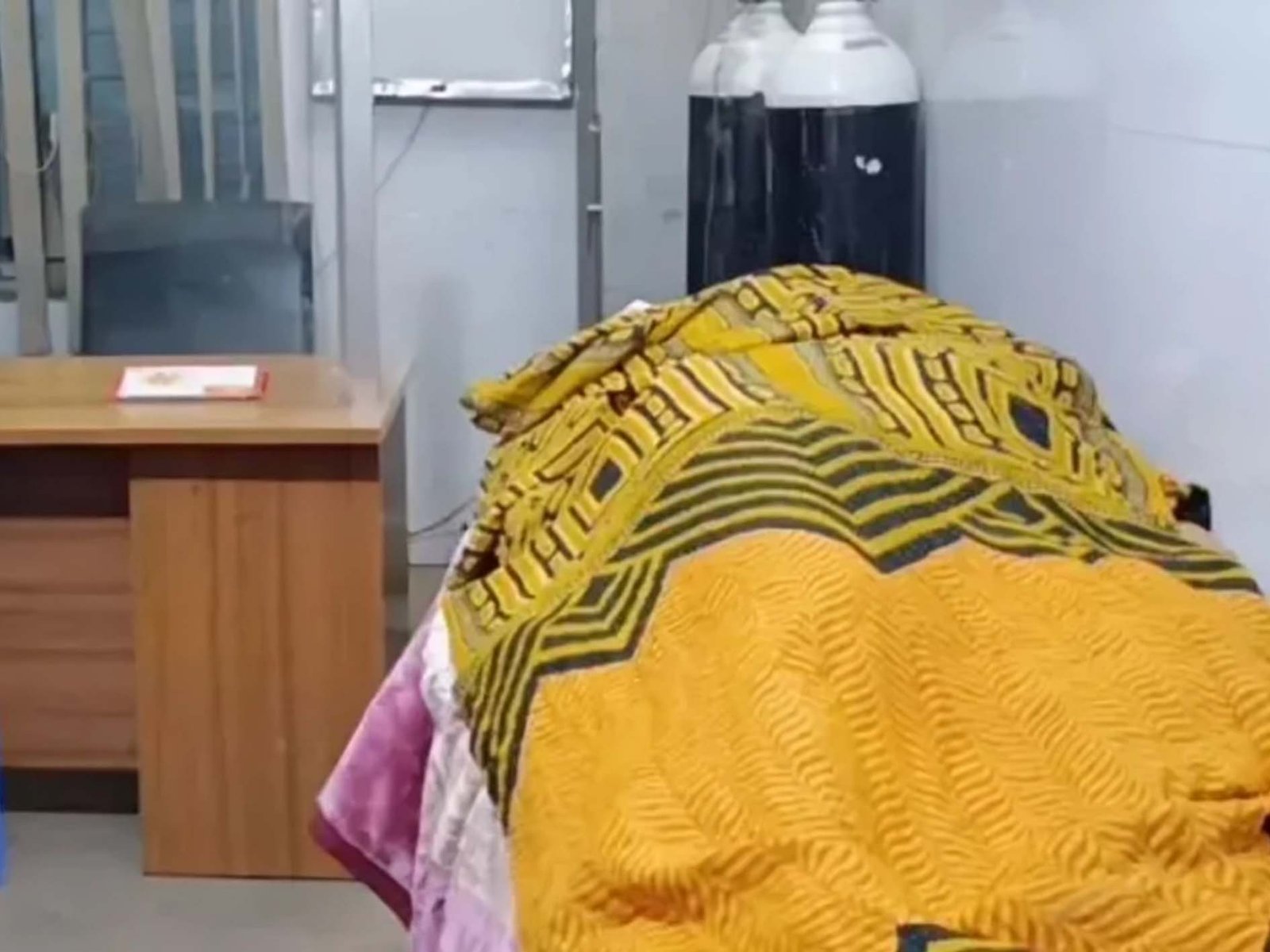 হাসপাতালে গৃহবধূর মরদেহ রেখে উধাও স্বামী-শ্বশুরবাড়ির লোকজন