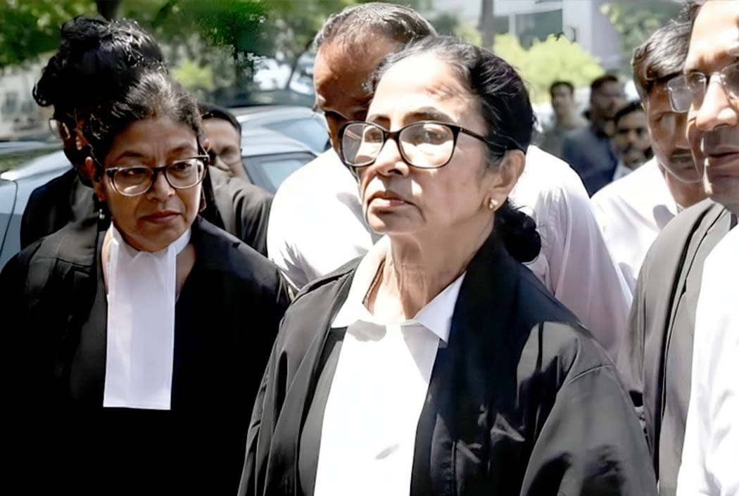 আইনজীবীর পোশাকে কলকাতা হাইকোর্টে মমতা বন্দ্যোপাধ্যায়