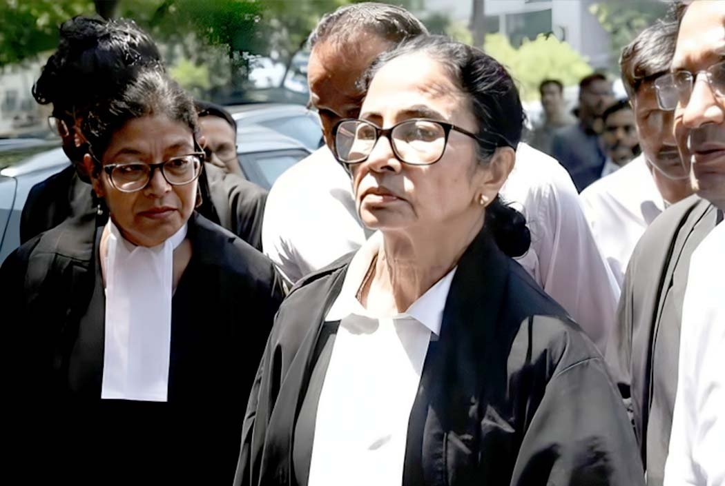 আইনজীবীর পোশাকে কলকাতা হাইকোর্টে মমতা বন্দ্যোপাধ্যায়