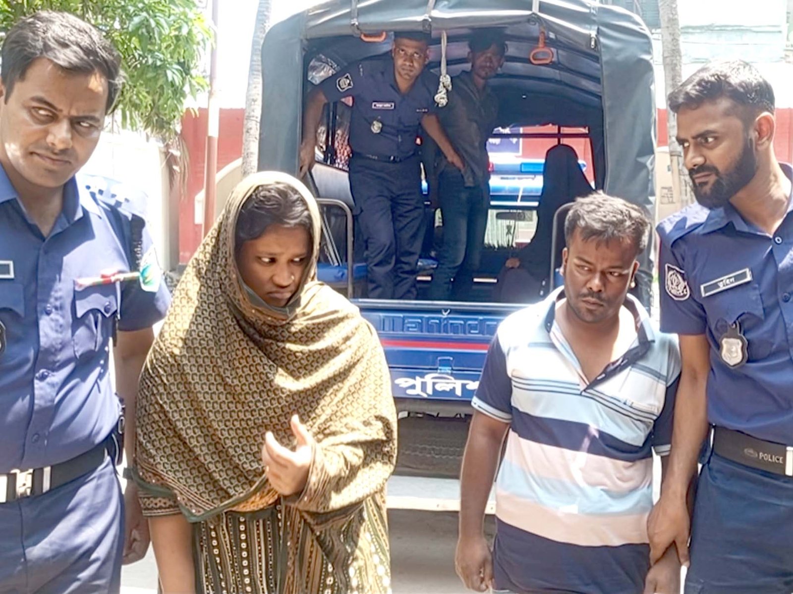 বগুড়ায় নবজাতককে গলা কেটে পুকুরে নিক্ষেপ, মা ও সৎ বাবা আটক