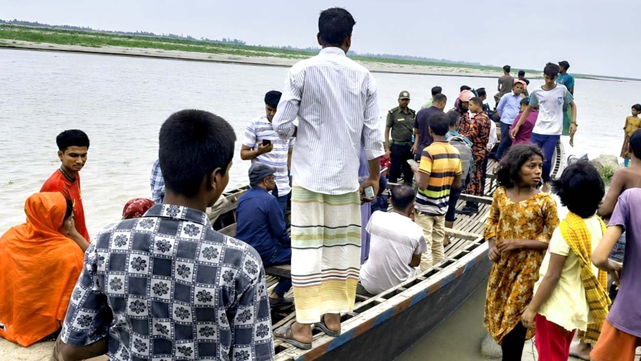 যমুনায় নৌকাডুবির ঘটনায় নয়জন উদ্ধার হলেও নিখোঁজ এক নারী
