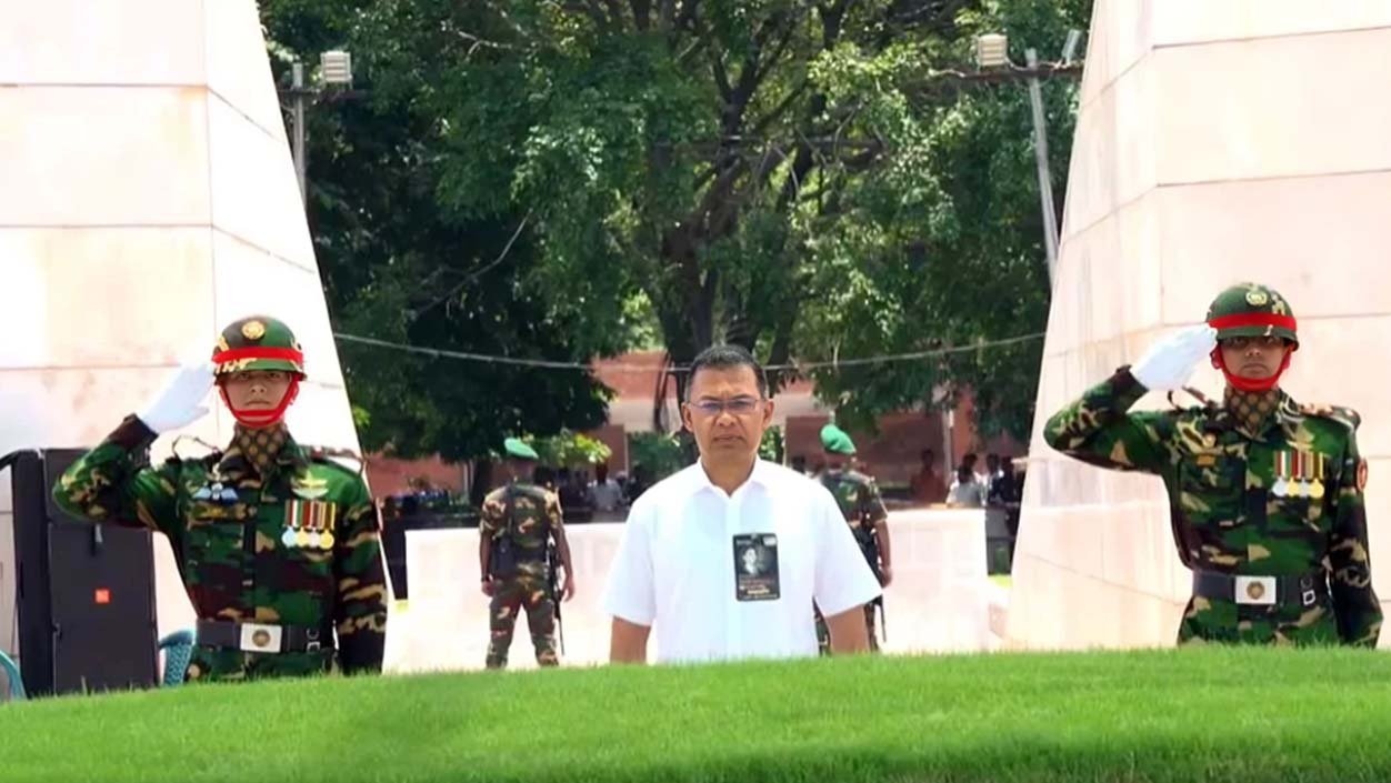 শহীদ জিয়াউর রহমানের মাজারে প্রধানমন্ত্রীর শ্রদ্ধা