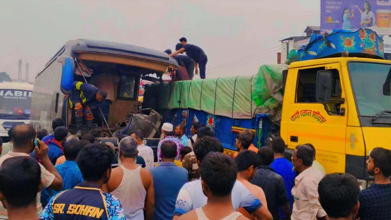 বগুড়ায় ট্রাকের পেছনে যাত্রীবাহী বাসের ধাক্কা, প্রাণ গেল সুপারভাইজারের