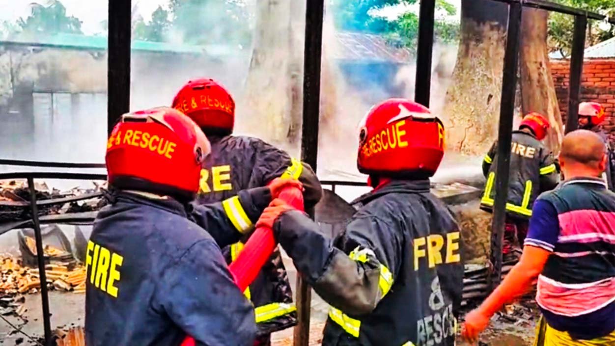 শেরপুরে লাচ্ছা-সেমাই কারখানায় ভয়াবহ অগ্নিকাণ্ড, পুড়ে ছাই ১৫ লাখ টাকার মালামাল