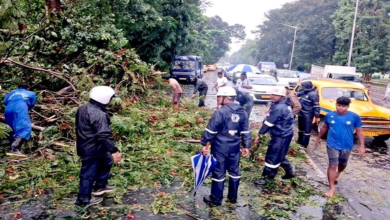 কালবৈশাখী ঝড়ে লণ্ডভণ্ড পশ্চিমবঙ্গ, প্রাণ গেল ৮ জনের