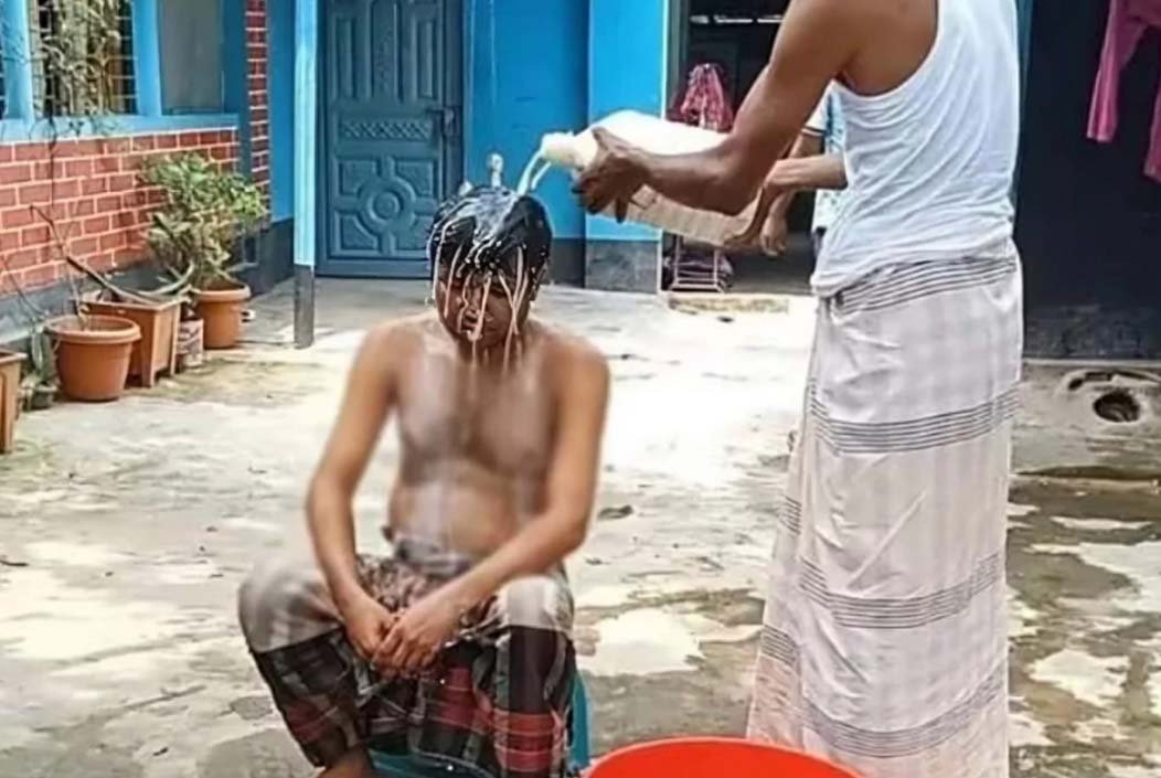 দুধ দিয়ে গোসল করে রাজনীতি ছাড়ার ঘোষণা বিএনপি কর্মীর