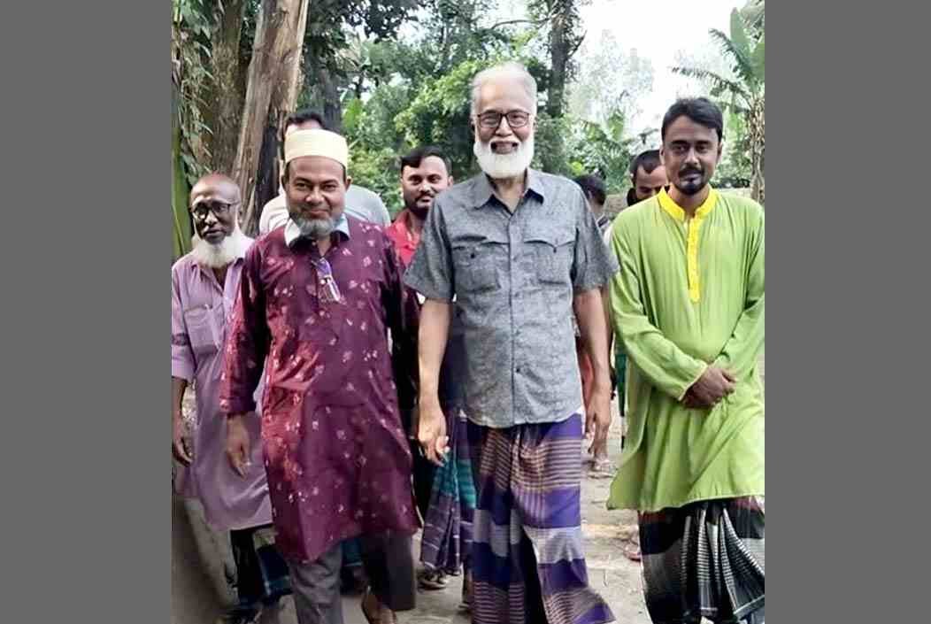 নিজের জমি ছেড়ে গ্রামবাসীর রাস্তা সোজা করলেন সাবেক অডিট অফিসার