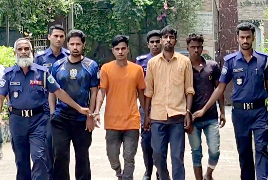 বগুড়ায় ডাকাতির প্রস্তুতিকালে অস্ত্র-ইয়াবাসহ চারজন গ্রেফতার
