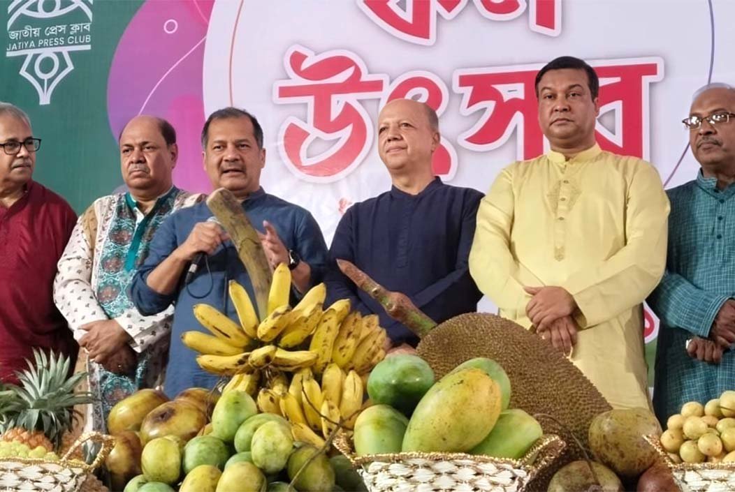 জাতীয় প্রেস ক্লাবে ফল উৎসব ও গানের আসর, ৪২ ধরনের দেশি ফলে মুখরিত প্রাঙ্গণ