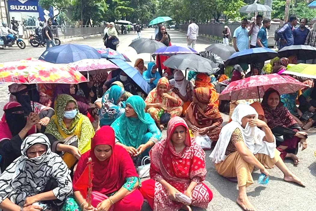 বকেয়া বেতনের দাবিতে মহাখালী-তেজগাঁও সড়ক অবরোধ, যান চলাচল বন্ধ